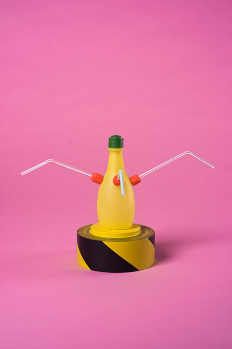 fontaine en plastique réalisée avec une bouteille de jus de citron et des pailles