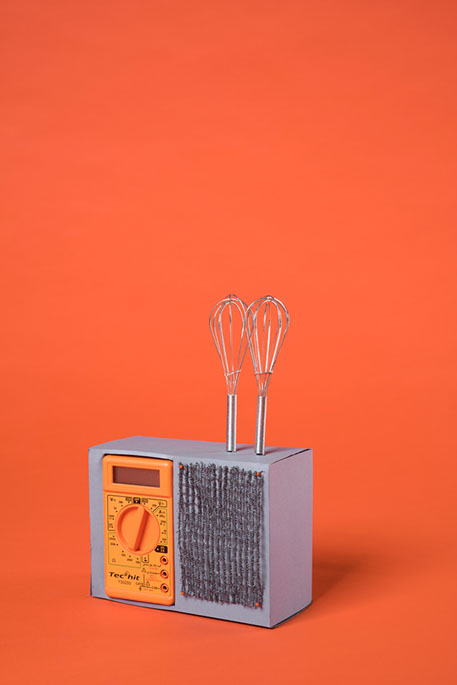 radio réalisée à base de fouets de cuisine en inox. Design les soeurs siamoises.