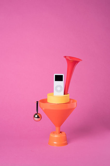 entonnoir orange avec un I-pod fixé dedans, une boule à facette et un autre entonnoir. le tout ressemble à un phonographe.